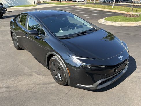 Used 2025 Toyota Prius LE FWD image 2