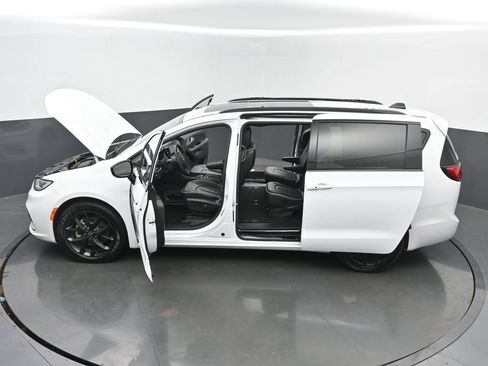 Used 2025 Chrysler Pacifica Limited FWD image 67