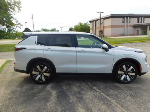 New 2025 Mitsubishi Outlander SE image 10