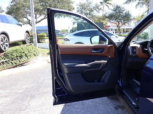 Used 2024 Nissan Pathfinder Platinum w/ Cargo Package image 28