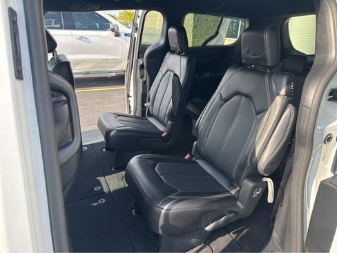 Used 2025 Chrysler Pacifica Select FWD image 32