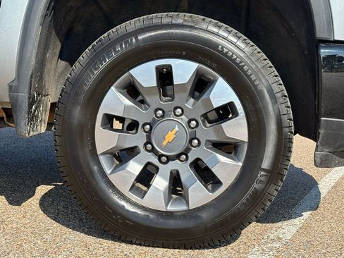 Used 2024 Chevrolet Silverado 2500 Custom w/ Custom Value Package image 8