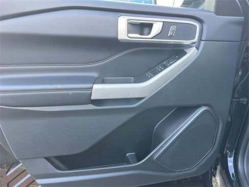Used 2023 Ford Explorer XLT image 27