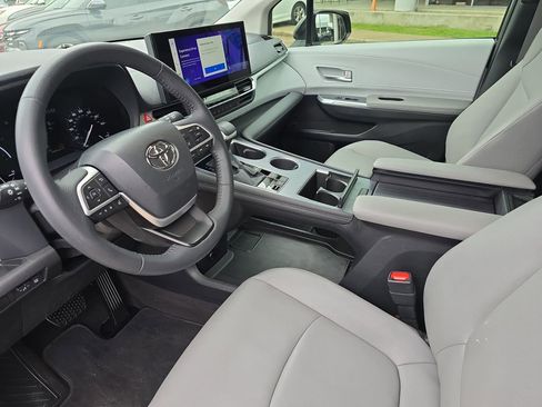 Used 2025 Toyota Sienna XLE FWD image 17