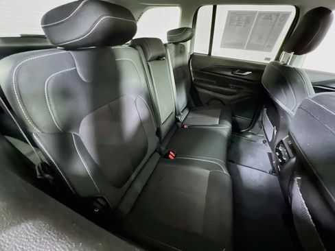 Used 2023 Jeep Grand Cherokee Laredo AWD/4WD image 24