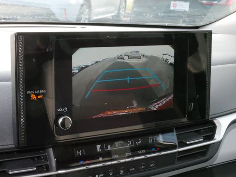 Used 2025 Toyota Sienna LE image 31