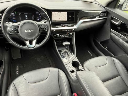 Used 2022 Kia Niro Touring Special Edition FWD image 2