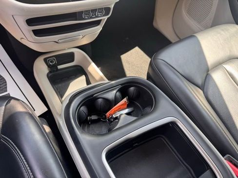 Used 2023 Chrysler Pacifica Touring-L FWD image 19