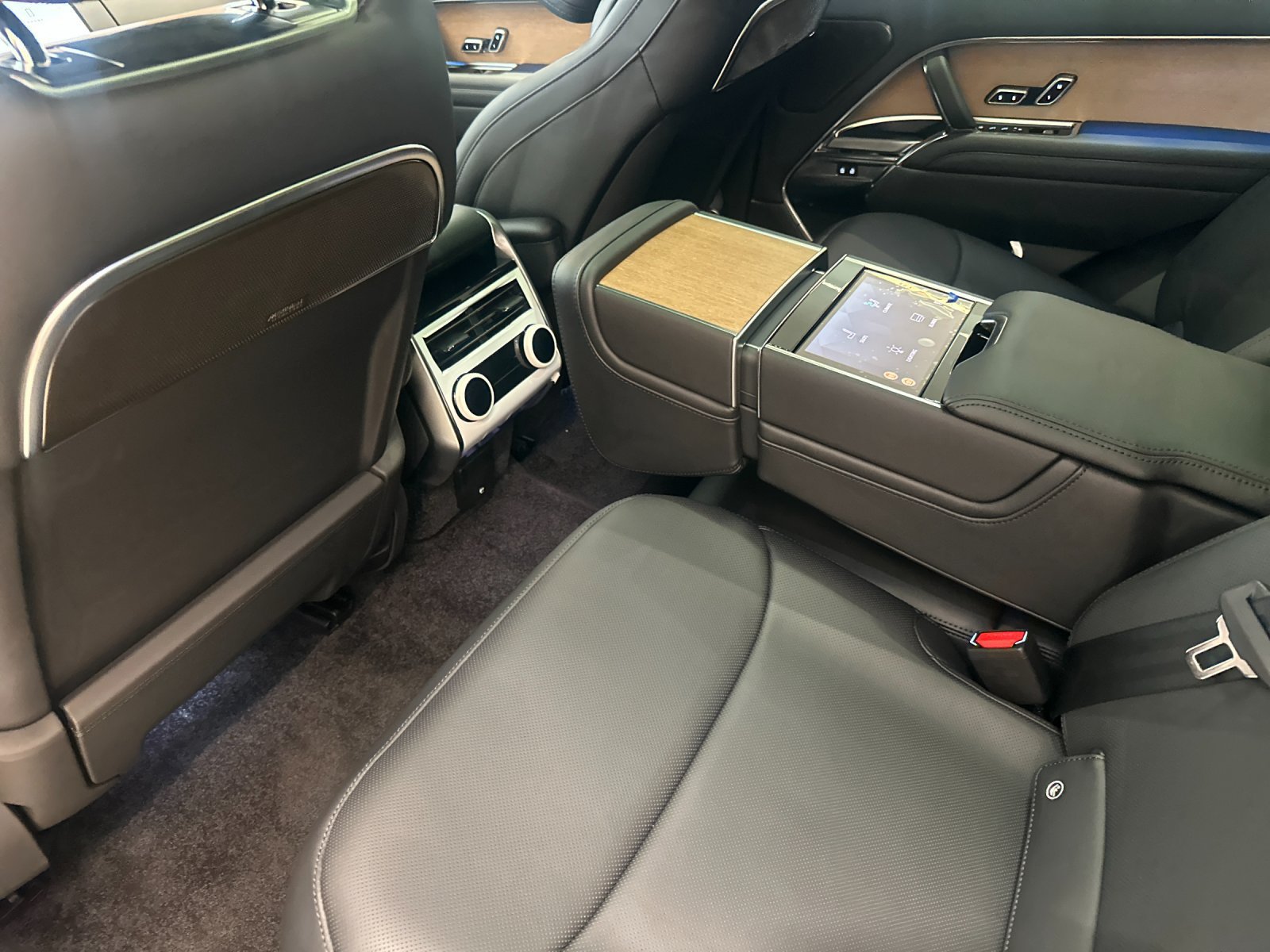 New 2026 Land Rover Range Rover SV AWD/4WD image 12