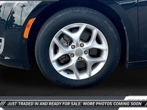Used 2020 Chrysler Pacifica Touring-L Plus w/ Tire & Wheel Group FWD image 7