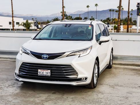 Used 2023 Toyota Sienna Limited image 3
