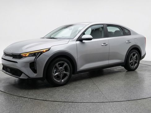 Used 2025 Kia K4 LXS image 3