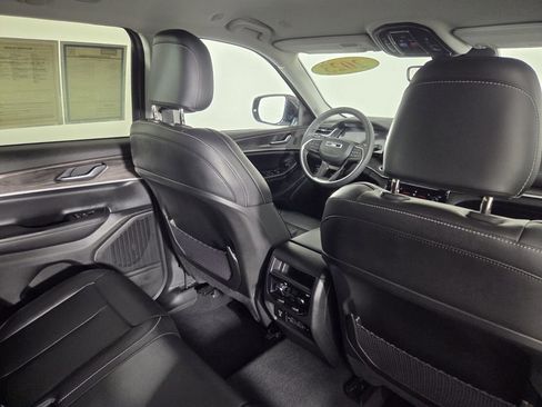 Used 2023 Jeep Grand Cherokee Limited RWD image 32