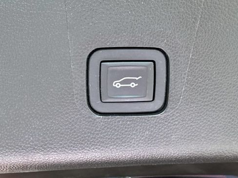 Used 2019 Chevrolet Traverse Premier w/ Driver Confidence II Package FWD image 15