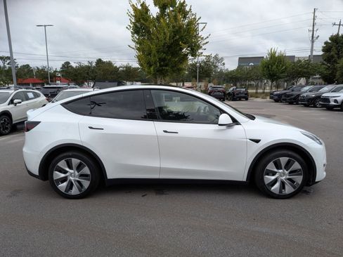 Used 2022 Tesla Model Y Long Range image 2