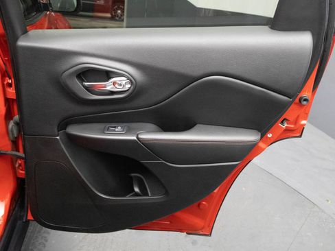 Used 2019 Jeep Cherokee Trailhawk image 38