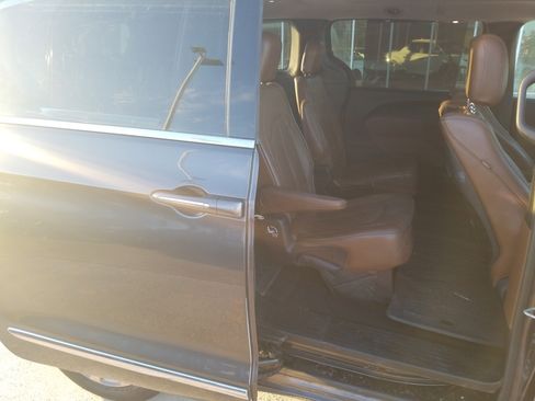 Used 2018 Chrysler Pacifica Limited w/ Tire & Wheel Group image 13