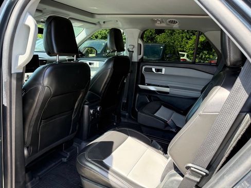 Used 2022 Ford Explorer XLT w/ Equipment Group 202A RWD image 11