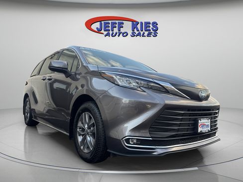 Used 2022 Toyota Sienna XLE image 3
