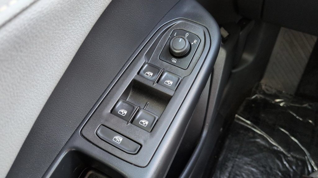 Used 2024 Volkswagen Taos SE FWD image 18
