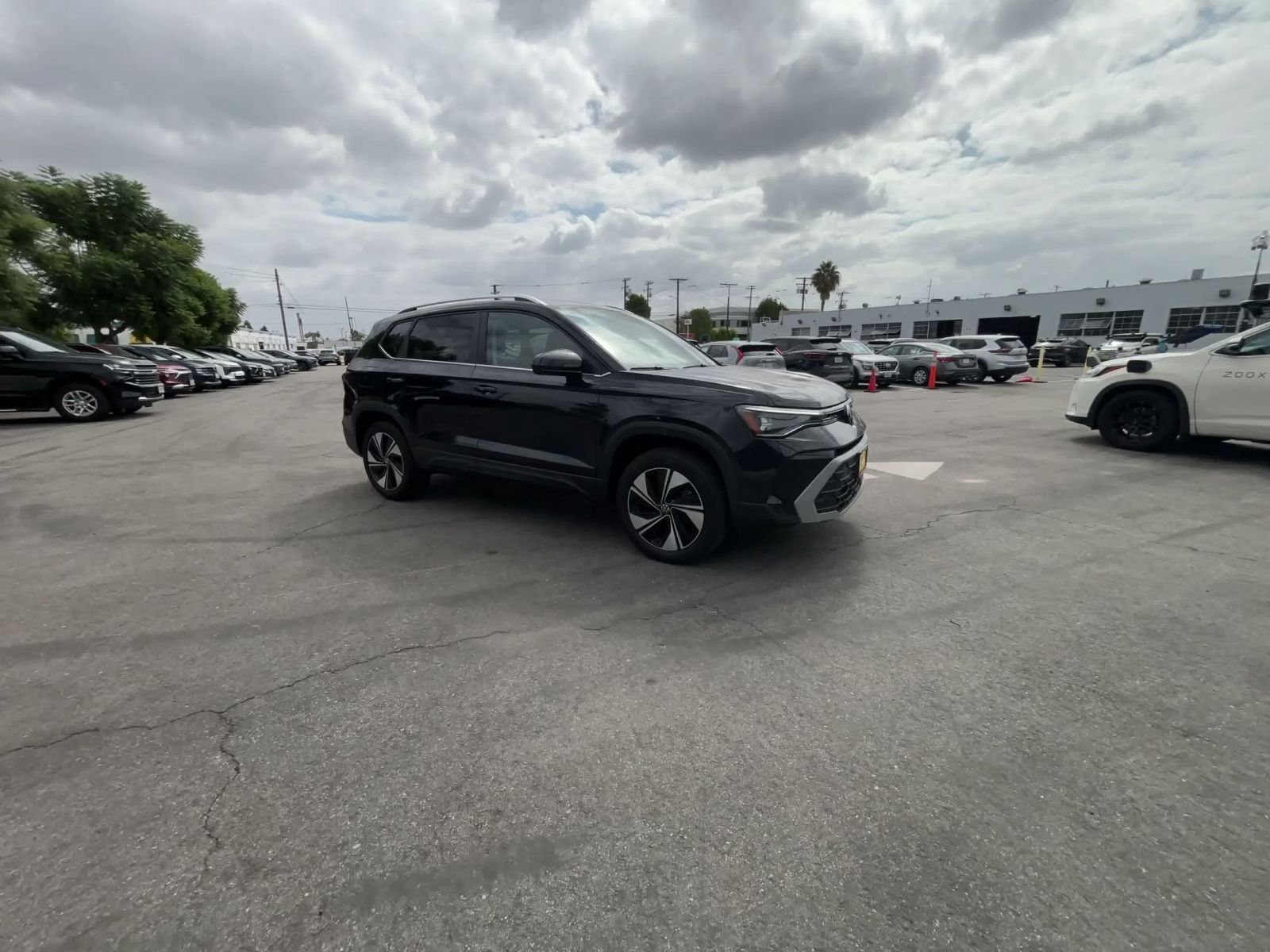 Used 2026 Volkswagen Taos SE AWD/4WD image 2
