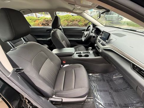 Used 2025 Nissan Altima 2.5 SV FWD image 41