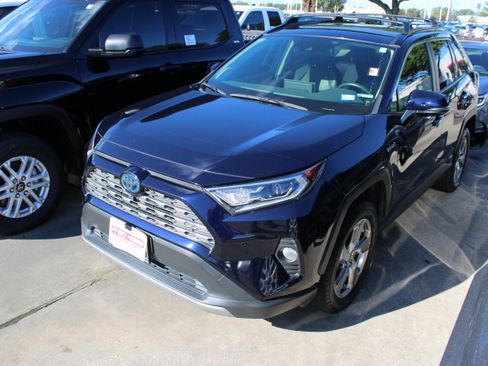 Used 2020 Toyota RAV4 Limited AWD/4WD image 5