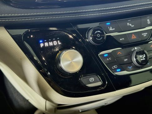 Used 2023 Chrysler Pacifica Touring-L FWD image 25