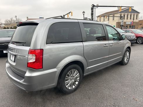 Used 2016 Chrysler Town & Country Touring-L image 6
