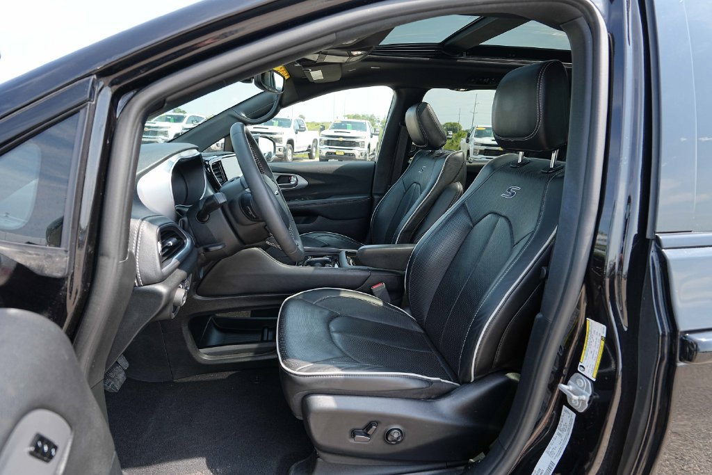 Used 2025 Chrysler Pacifica Limited FWD image 18