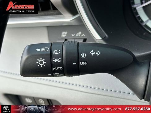 Used 2023 Toyota Highlander XLE AWD/4WD image 29