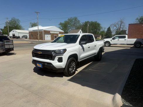 Used 2023 Chevrolet Colorado LT w/ LT Convenience Package II AWD/4WD image 3