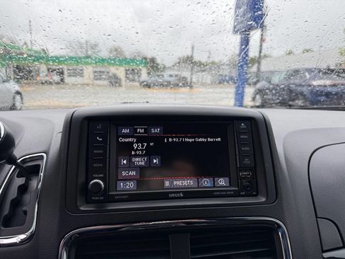 Used 2016 Dodge Grand Caravan SE FWD image 17