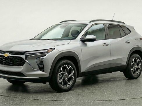 Used 2025 Chevrolet Trax LT FWD image 3