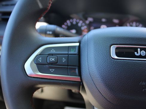 Used 2025 Jeep Compass Trailhawk AWD/4WD image 16