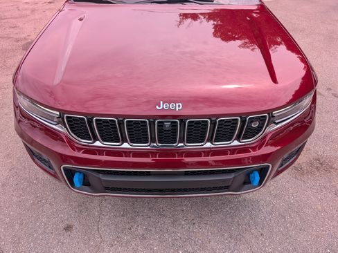 Used 2023 Jeep Grand Cherokee Overland w/ Advanced Protech Group III AWD/4WD image 12