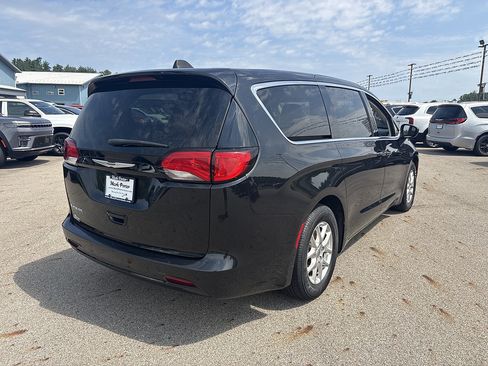 Used 2023 Chrysler Voyager LX FWD image 5