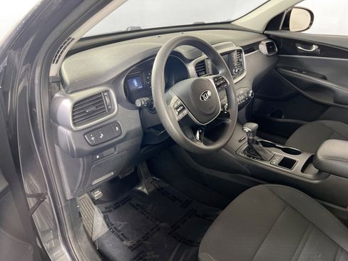 Used 2019 Kia Sorento LX image 9