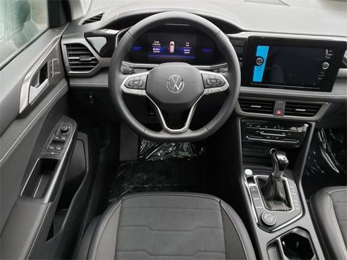 New 2026 Volkswagen Taos SE image 10