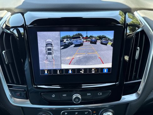 Used 2023 Chevrolet Traverse LT w/ Rear Camera Mirror Package FWD image 24