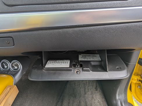 Used 2004 Chevrolet SSR w/ Preferred Equipment Group image 23