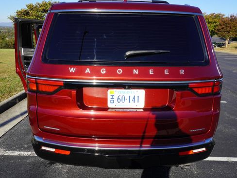 Used 2022 Jeep Wagoneer Series III w/ Premium Group I AWD/4WD image 7