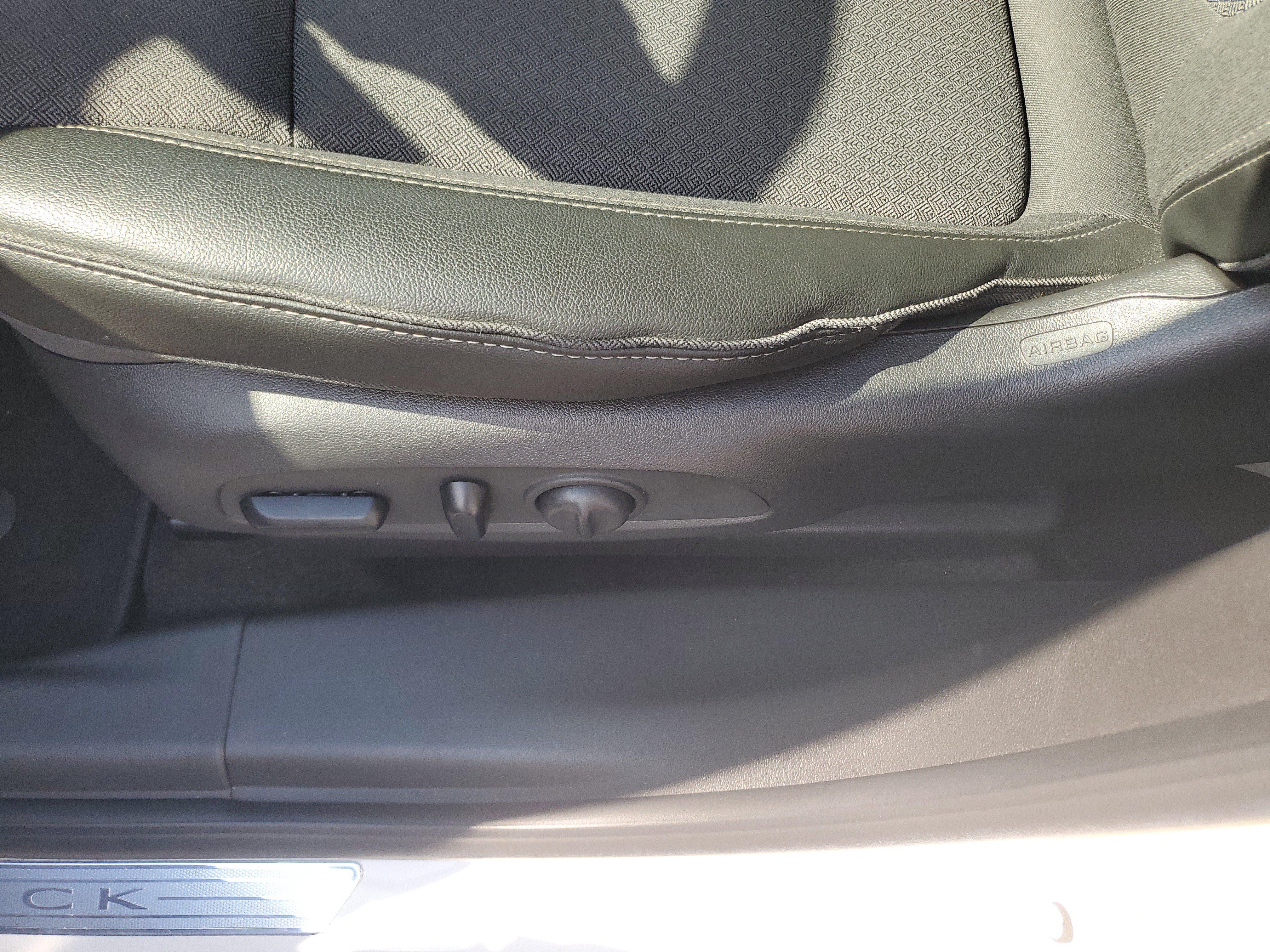 Used 2022 Buick Encore GX Select w/ Sport Touring Package FWD image 18