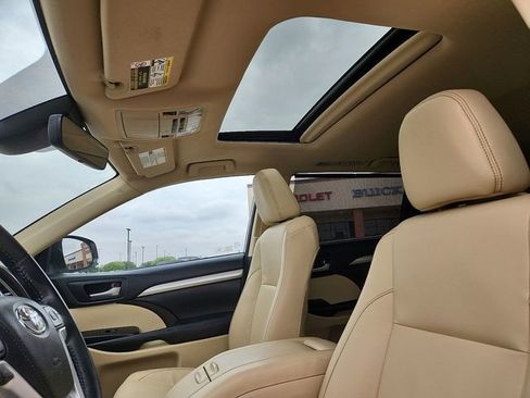 Used 2018 Toyota Highlander XLE FWD image 14