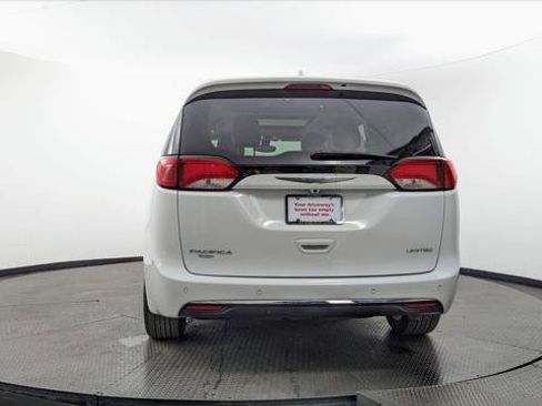 Used 2017 Chrysler Pacifica Limited w/ Tire & Wheel Group FWD image 7