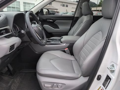 Used 2024 Toyota Highlander XLE AWD/4WD image 17