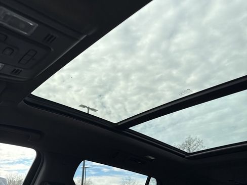 Used 2022 GMC Yukon SLT w/ SLT Luxury Package image 12