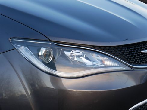 Used 2017 Chrysler Pacifica Touring-L image 17