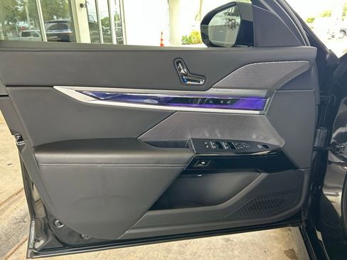 Used 2025 BMW 740i RWD image 37