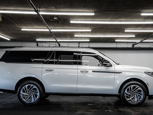 Used 2025 Lincoln Navigator Reserve AWD/4WD image 6